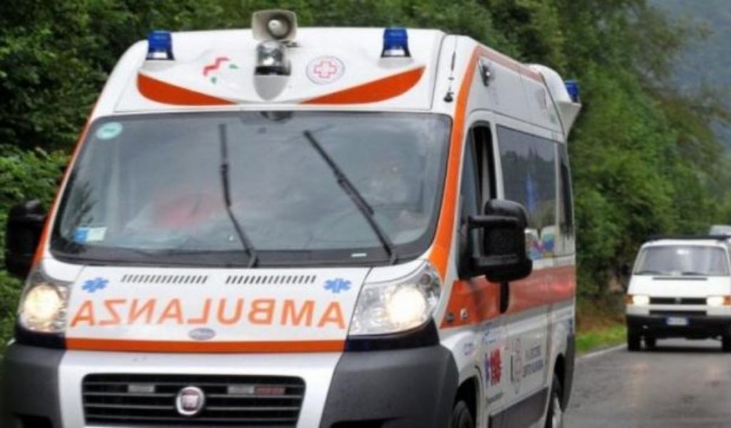Auto nel fosso, ma del conducente nessuna traccia