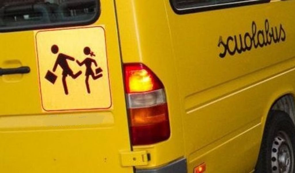 Scuolabus esce di strada, paura per 16 studenti delle medie