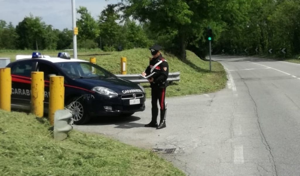Causa incidente e fugge, non ha la patente: denunciato 19enne
