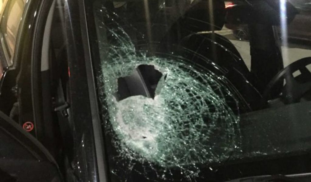 Paura a Cremona: scappano dal centro psichiatrico e lanciano pietre contro le auto