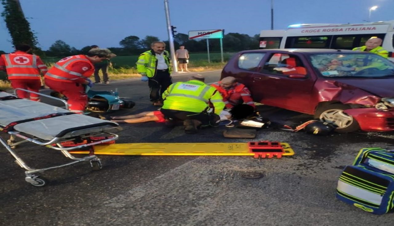 Incidente ai Mosi: scontro auto-moto, in ospedale un 23enne FOTO
