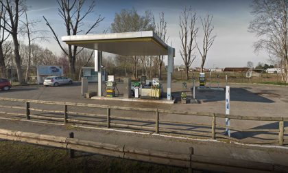 Tentano rapina al benzinaio: lui scappa in strada e dà l'allarme