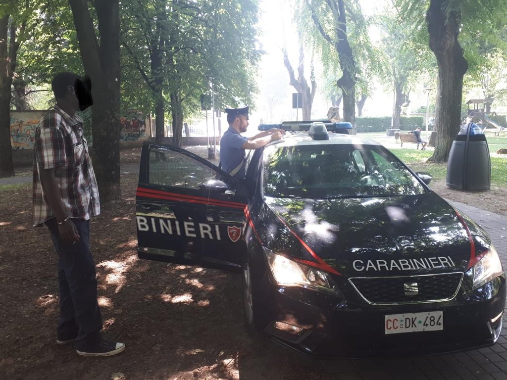 Il fresco del parco è diritto di tutti: via le persone “oziose e moleste”