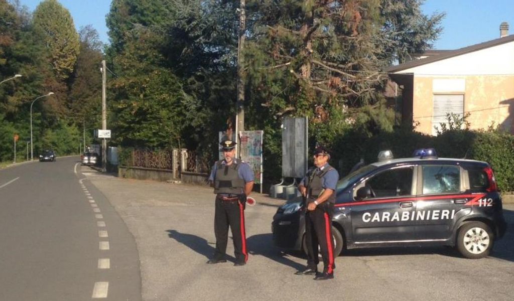 Lotta alla microcriminalità, i controlli dei carabinieri: sequestrati droga e un coltello
