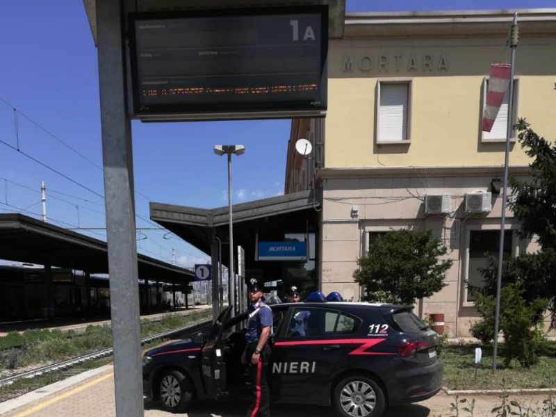 Vogliono andare al rave party in treno, ma non hanno il biglietto: convoglio bloccato
