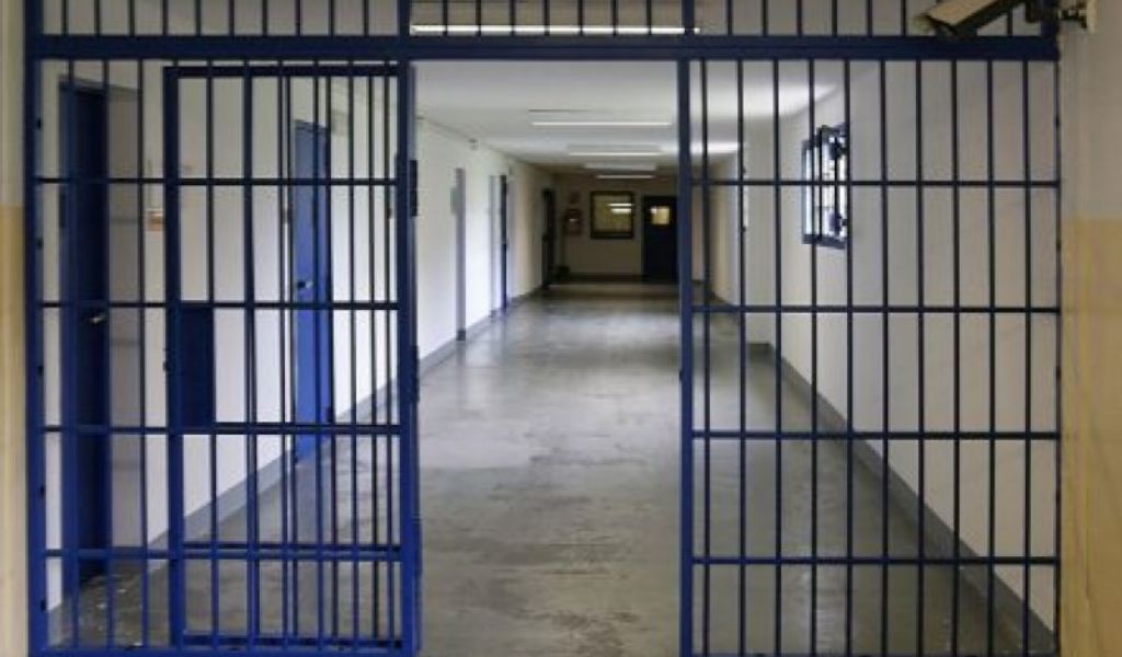 Evade dai domiciliari per la quarta volta: si aprono le porte del carcere