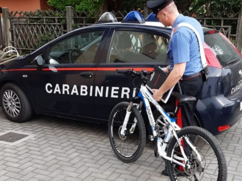 Ruba bici del valore di 2.500 euro fuori dall’oratorio: denunciato