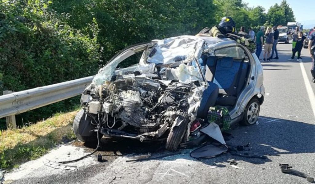 Si schianta contro un camion, muore ragazza di 20 anni FOTO