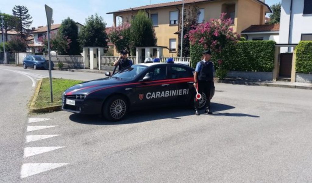 Picchia la mamma, arrestato un 19enne tossicodipendente