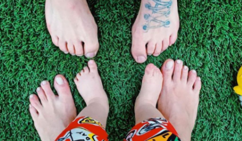 Chiara Ferragni e la foto dei piedi con Fedez e Leone
