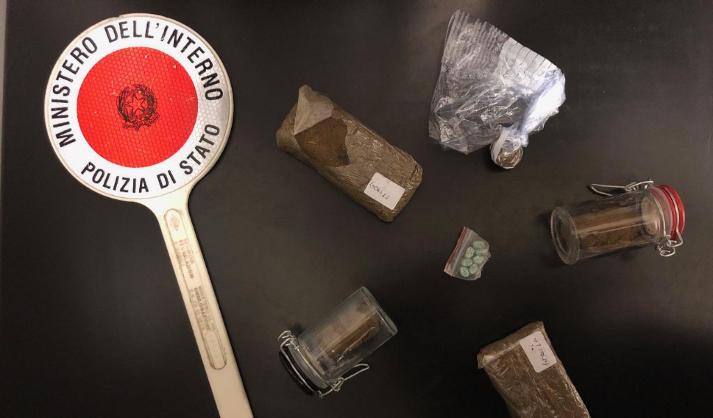 Spaccio di hashish ed ecstasy: arrestato pusher 19enne
