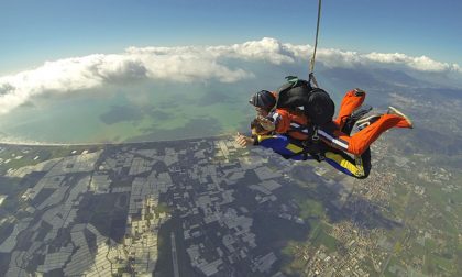 A 98 anni si lancia con il paracadute