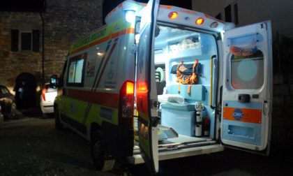 4 ferite trasportate all'ospedale per uno scontro tra due auto SIRENE DI NOTTE
