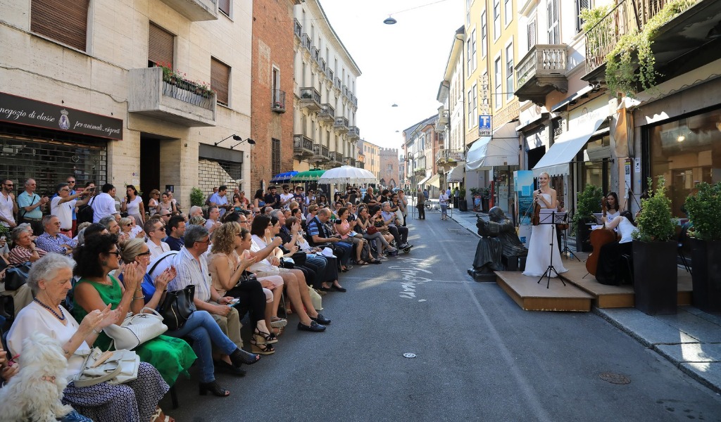 Corso Garibaldi diventa platea con la violinista Anastasiya Petryshak
