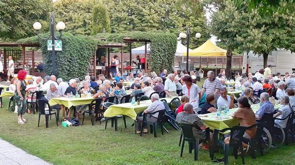 Lo spiedo della solidarietà fa il pieno a Soncino