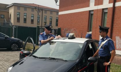 Litiga con la moglie e minaccia di lanciarsi dal balcone