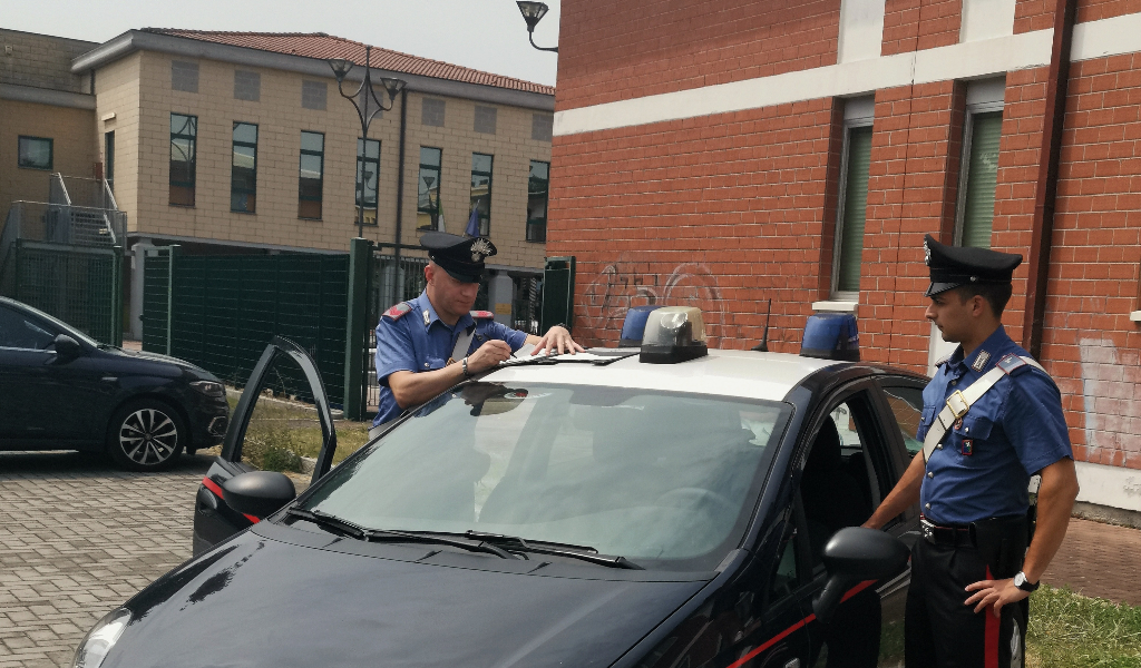 Litiga con la moglie e minaccia di lanciarsi dal balcone