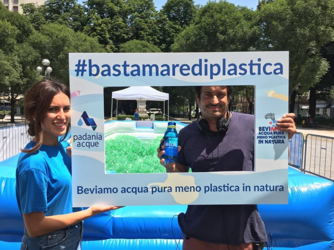 #Basta mare di plastica: Padania Acqua S.p.a. ci fa nuotare nelle bottiglie