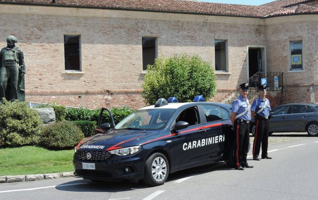 Truffa dello specchietto: 34enne “sequestrato” e portato a prelevare al Bancomat