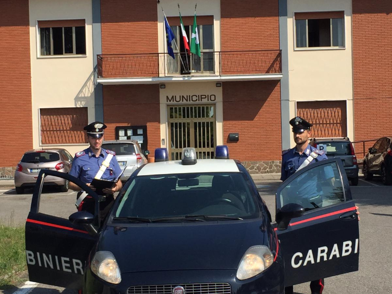 Minaccia di gettarsi dal secondo piano, salvato dai carabinieri