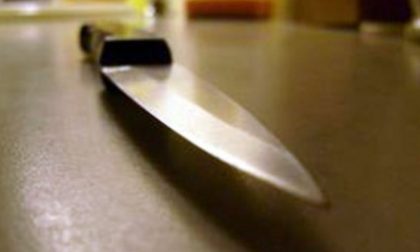 Brandisce un coltello e urla frasi senza senso per strada: fermato un 22enne