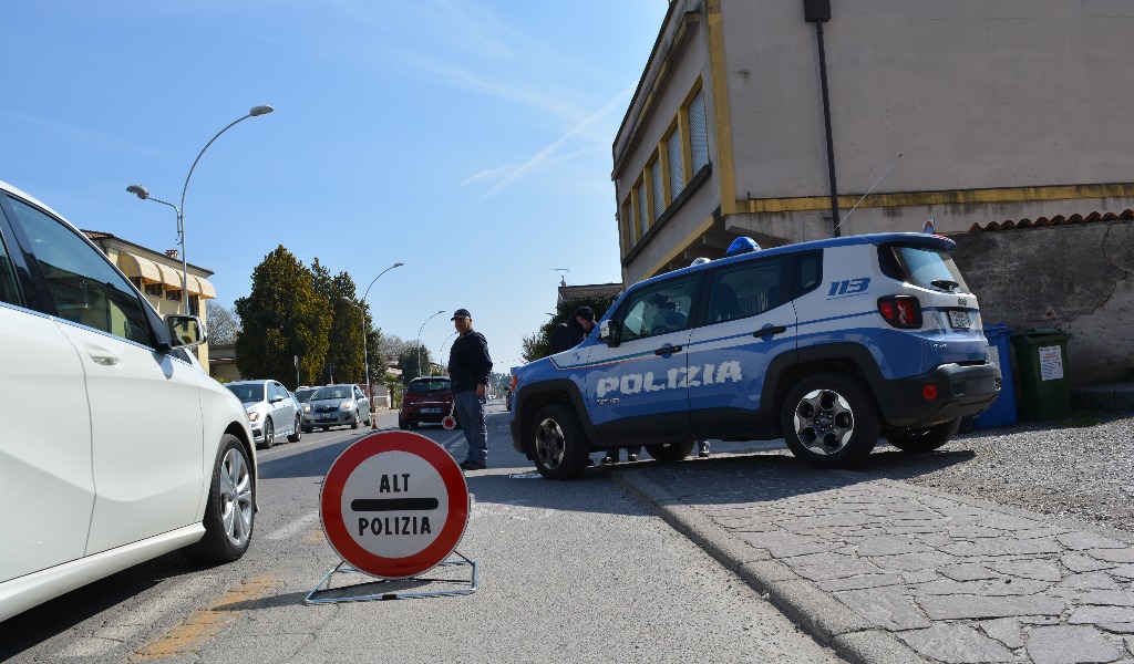 Non si ferma all’Alt: “Pensavo foste ubriachi in mezzo alla strada”