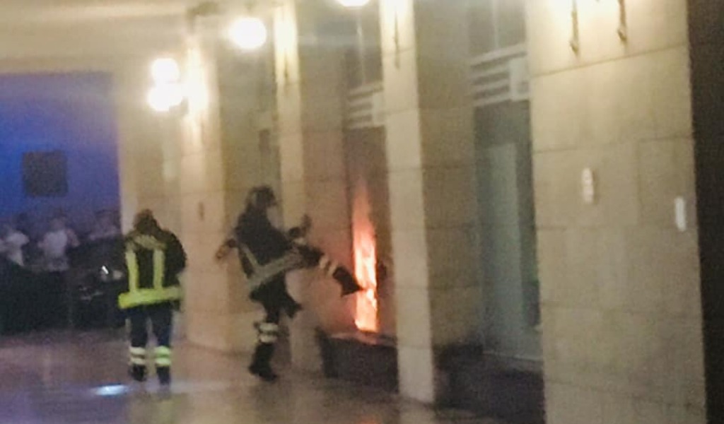 La banca San Paolo di Piazza Moro in fiamme: l’intervento dei Vigili del fuoco