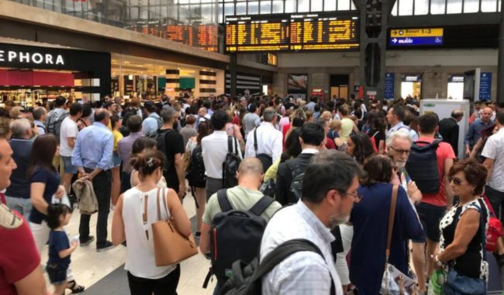Treni “bollenti” cancellati, i pendolari rispondono a Trenord: “Le scuse non bastano”