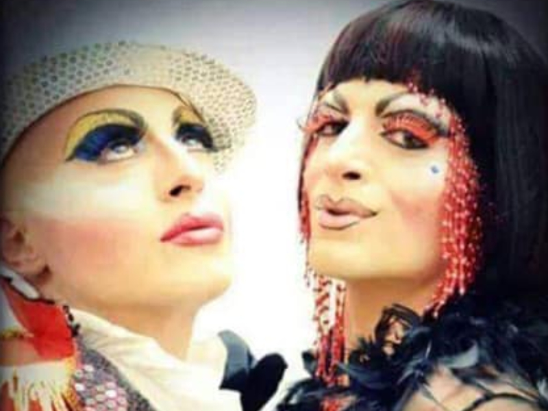 Drag queen leggono fiabe ai bambini: è polemica a Cremona