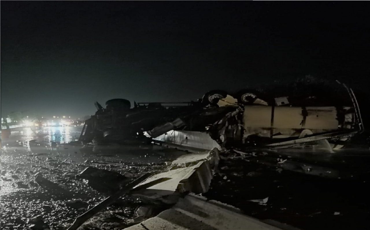 Tir ribaltato sulla Paullese FOTO