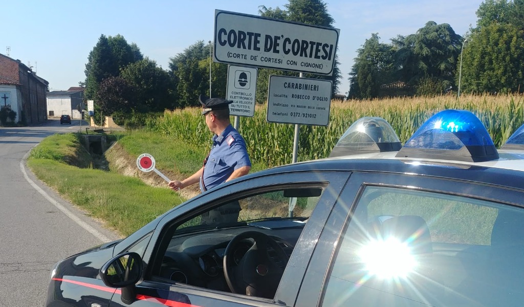 Appuntamento al buio finito male: lei non vuole appartarsi, lui le ruba l’auto e scappa