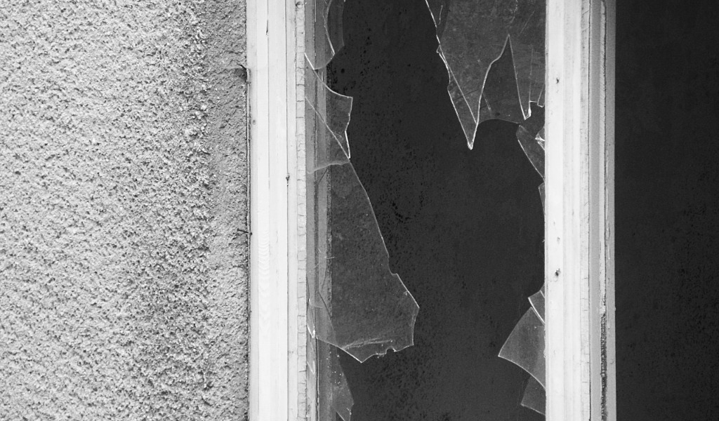Dopo una lite tira un pugno a una porta a vetri e si ferisce: intervenuti i Carabinieri