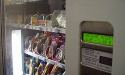 Furti a distributore automatico e lavanderia a gettoni, denunciato ladro seriale di monetine