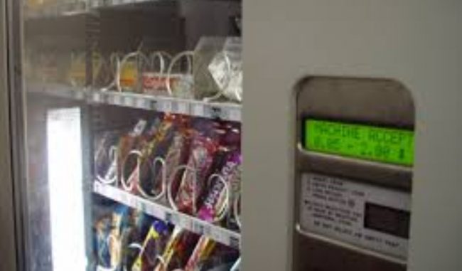 Furti a distributore automatico e lavanderia a gettoni, denunciato ladro seriale di monetine