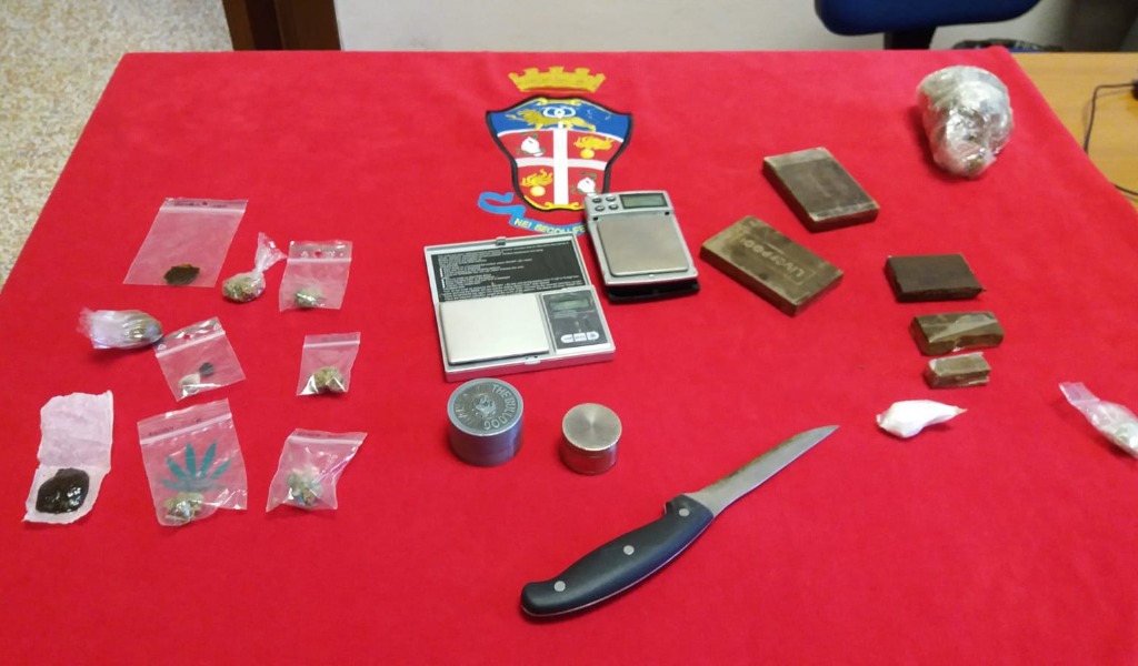 Gli chiedono i documenti, gli cade la droga di tasca: scoperto con 2.500 dosi