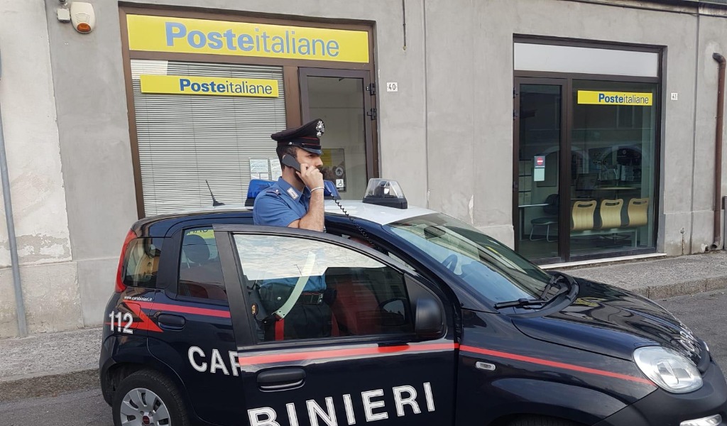 Spende tutto alle macchinette, poi denuncia il furto della Postamat: scoperta 59enne