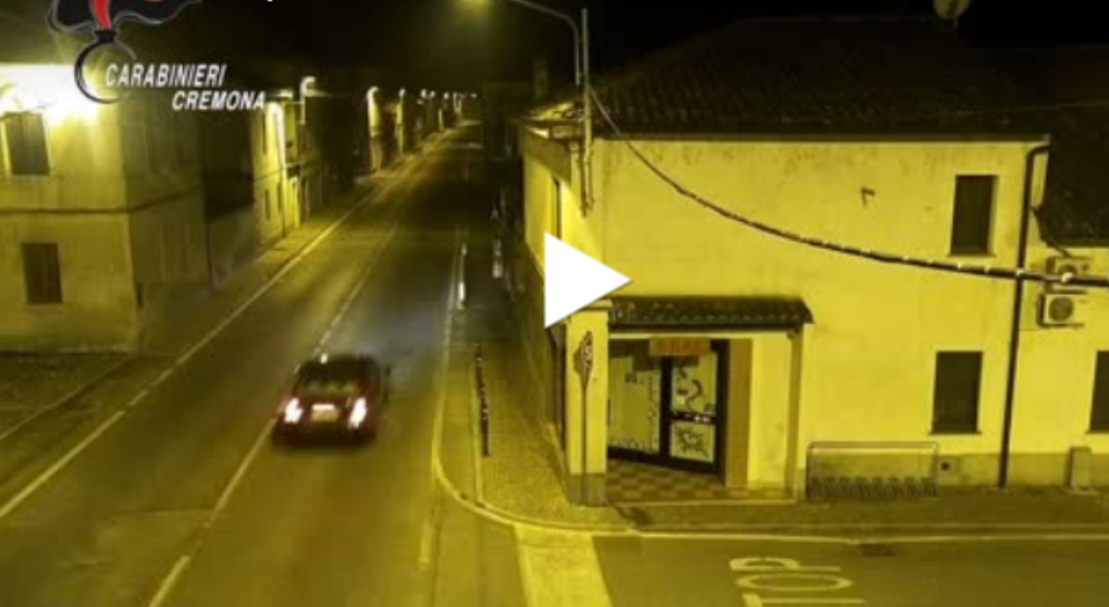 Incendiano tre auto per vendicarsi delle ex fidanzate: denunciati VIDEO