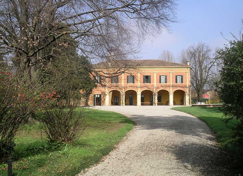 Cade dal tetto, il custode di villa Maggi a Gradella ricoverato a Pavia