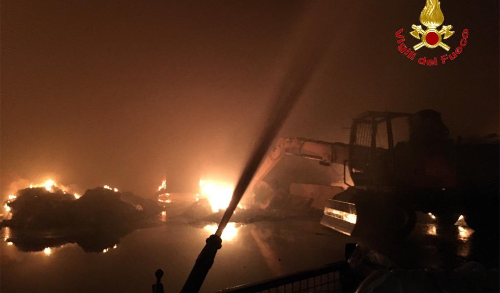 A fuoco un’azienda di rifiuti di Codogno FOTO E VIDEO