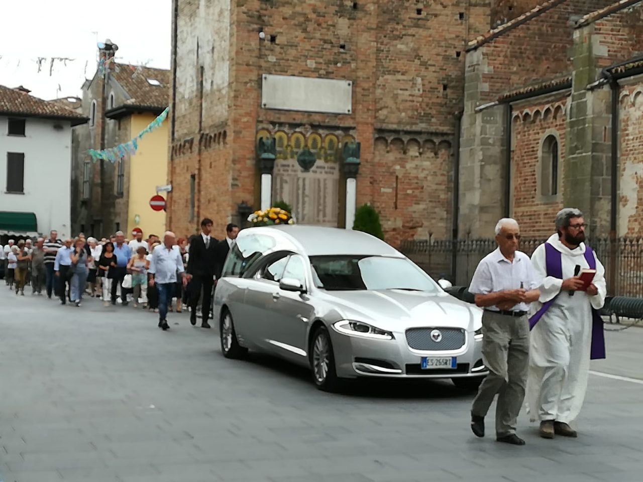 Addio Rico Brighèla, oggi i funerali del giardiniere morto a Rivolta