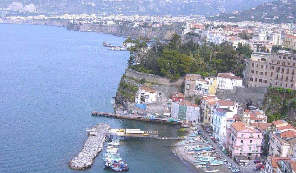 Scappa dal reparto di psichiatria dell’Ospedale di Cremona per raggiungere Sorrento