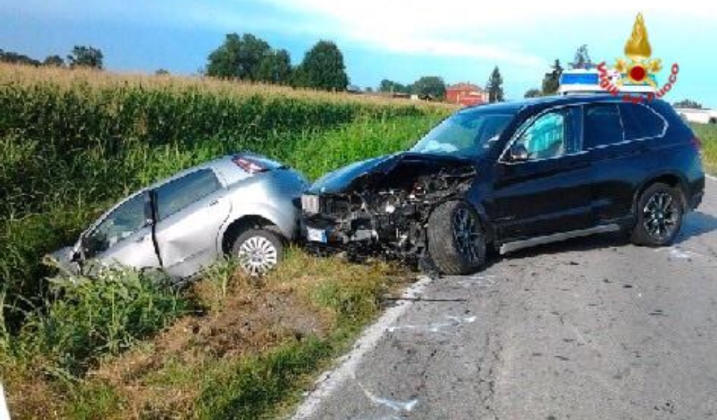 Frontale a Terranova: un’auto finisce nel fosso