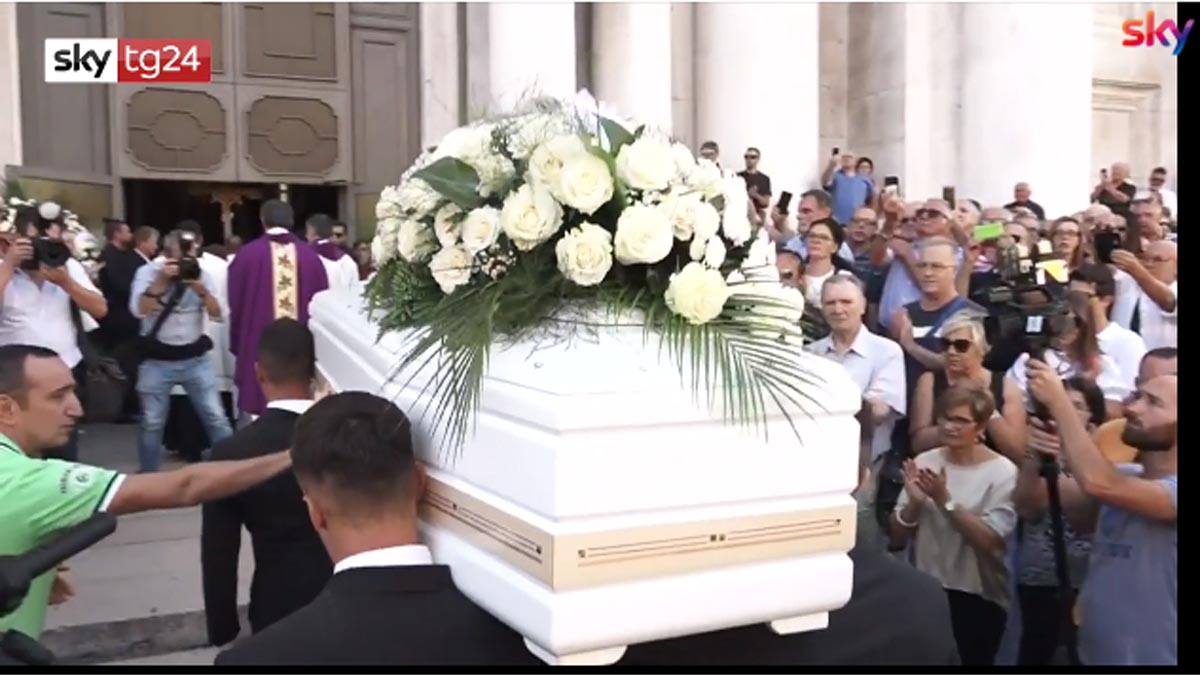 Folla, lacrime e applausi ai funerali di Nadia Toffa VIDEO