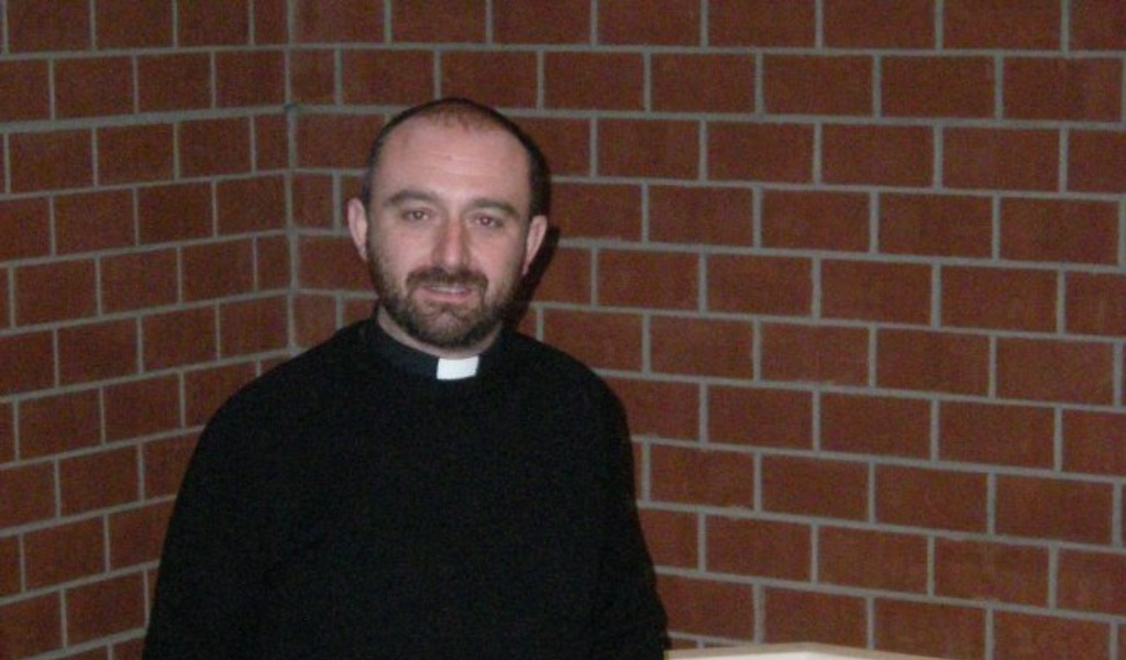 Sacerdote accusato di aver drogato i ragazzi per abusarne: “So che mi volete bene”