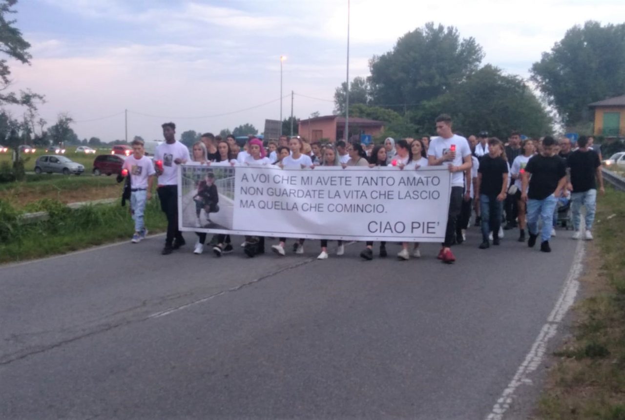 Centinaia di persone alla fiaccolata in ricordo di Pietro