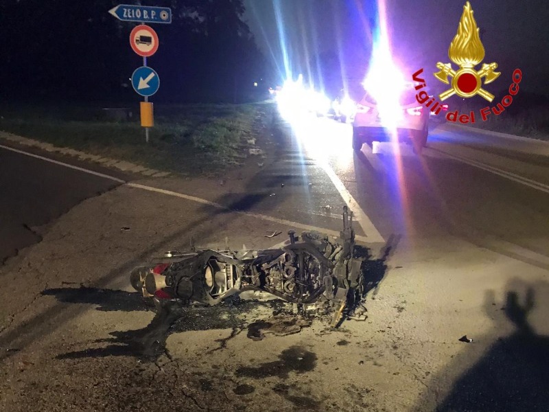 Frontale tra auto e moto: centauro 43enne gravissimo FOTO