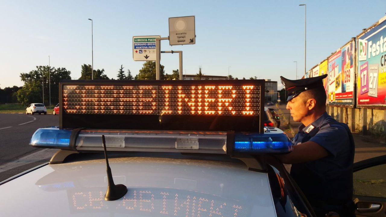 Ubriaco alla guida va a schiantarsi in auto, poi rifiuta l’alcoltest