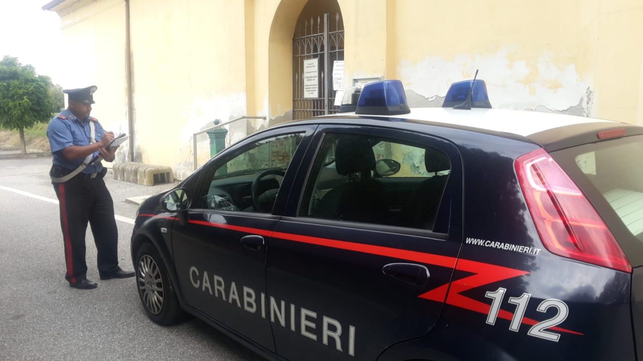 Vende orologio e preziosi per giocare alle macchinette: “Sono stato rapinato”