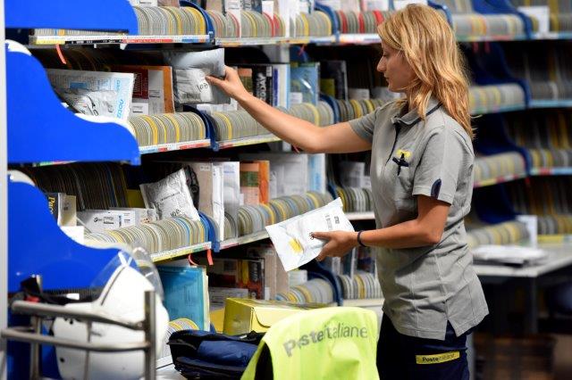 Poste Italiane: nuove divise per i portalettere della provincia di Cremona