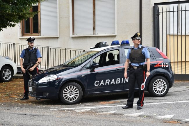 Picchia il figlio e la moglie, arrestato imprenditore 50enne